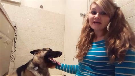 Vídeo de sexo con animales: Chica es follada por un perro。